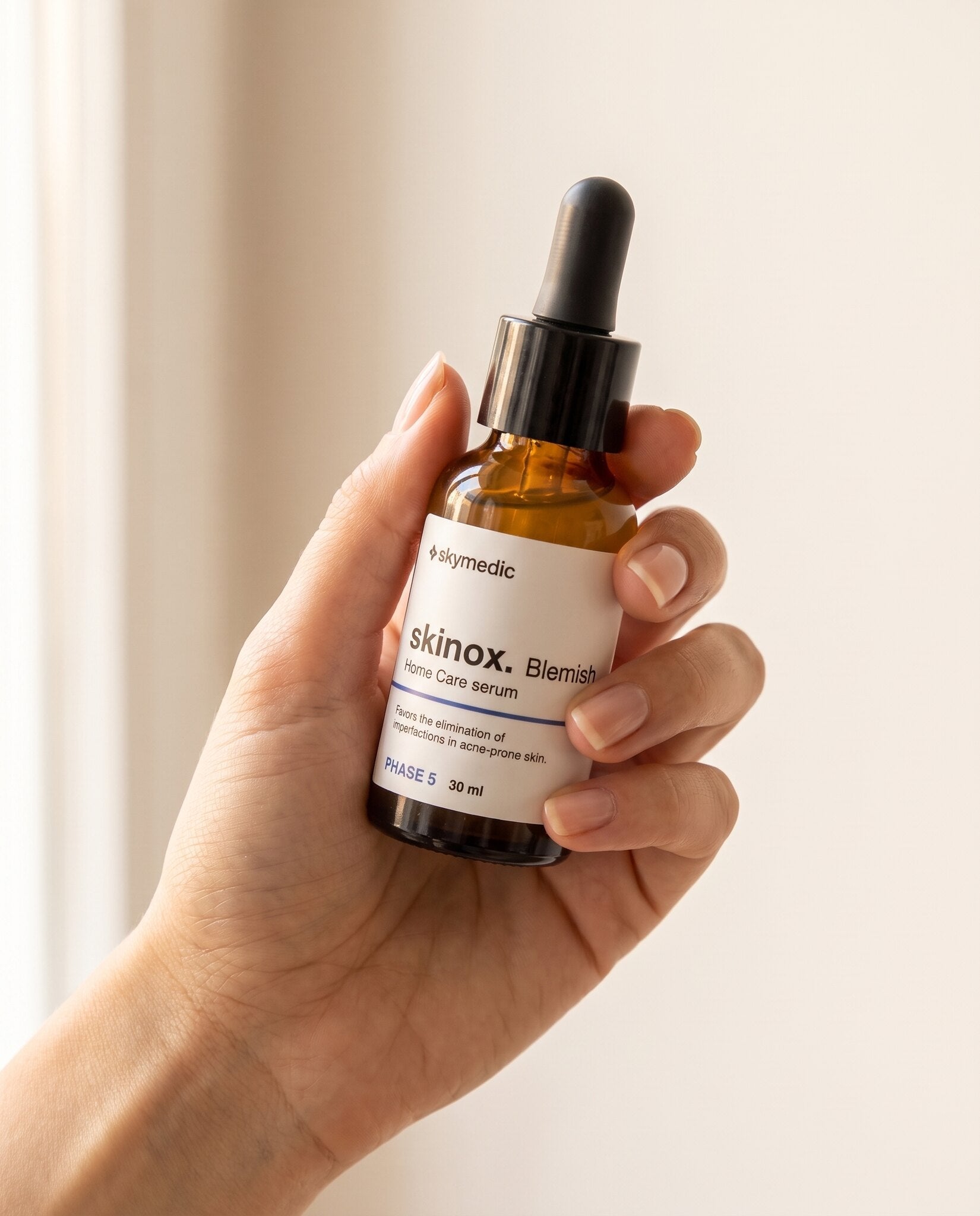 Sérum Anti-Manchas — produto na mão