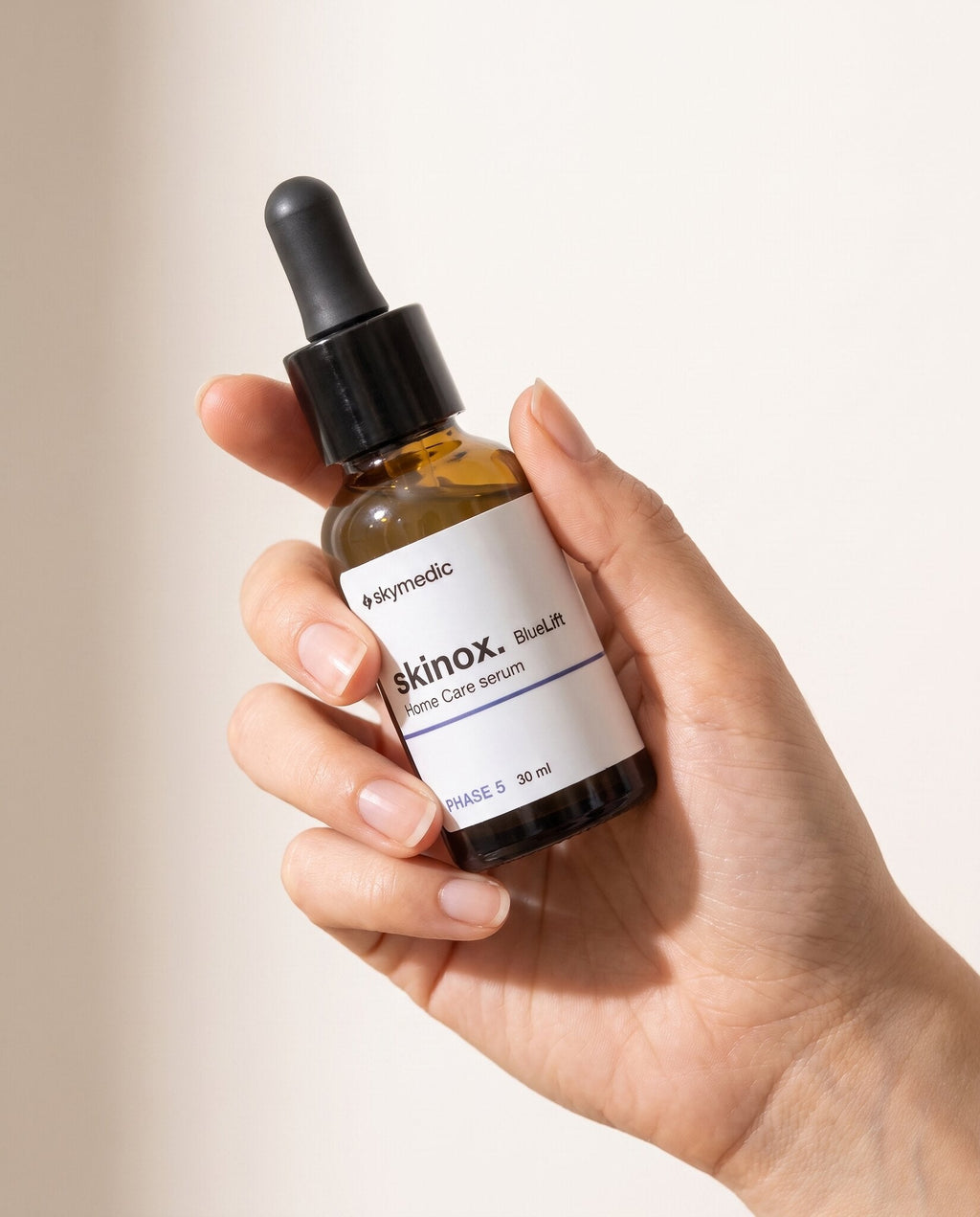 Bluelift Sérum — produto na mão