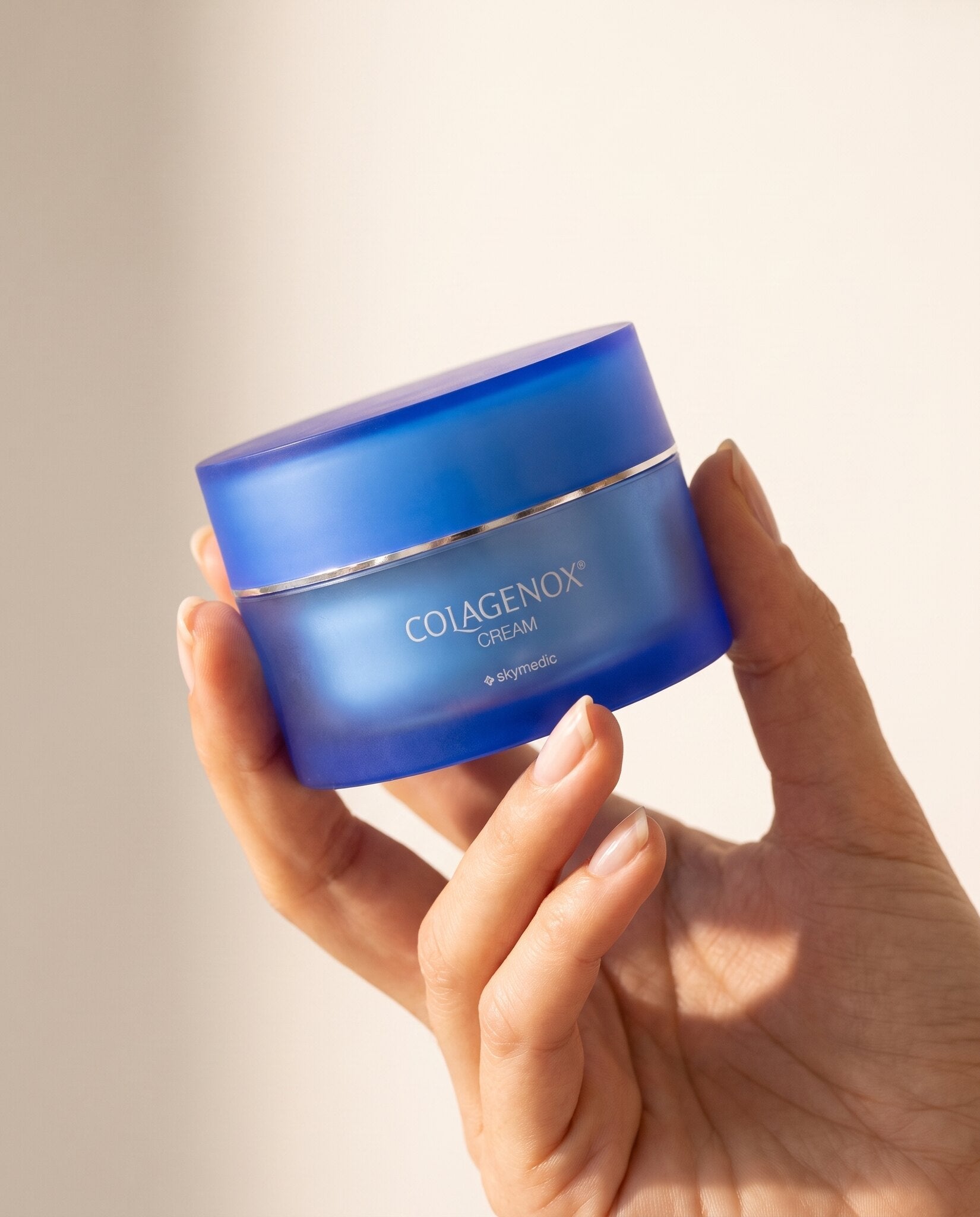 Colagenox Creme — produto na mão
