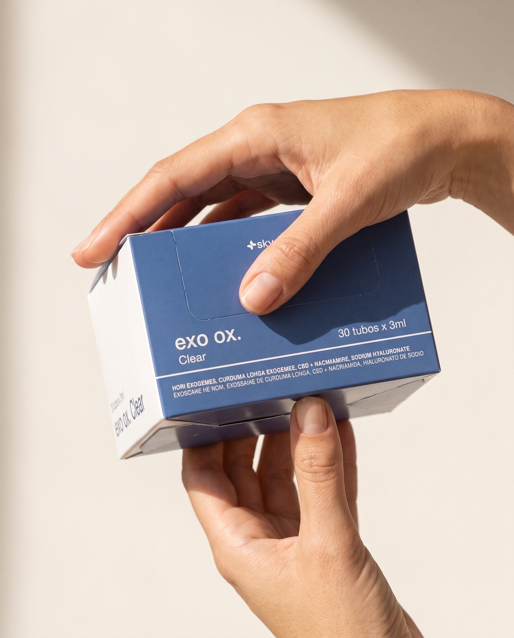 Sérum Transparente EXO OX — produto na mão