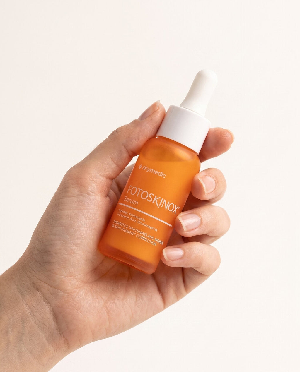 Fotoskinox Sérum — produto na mão