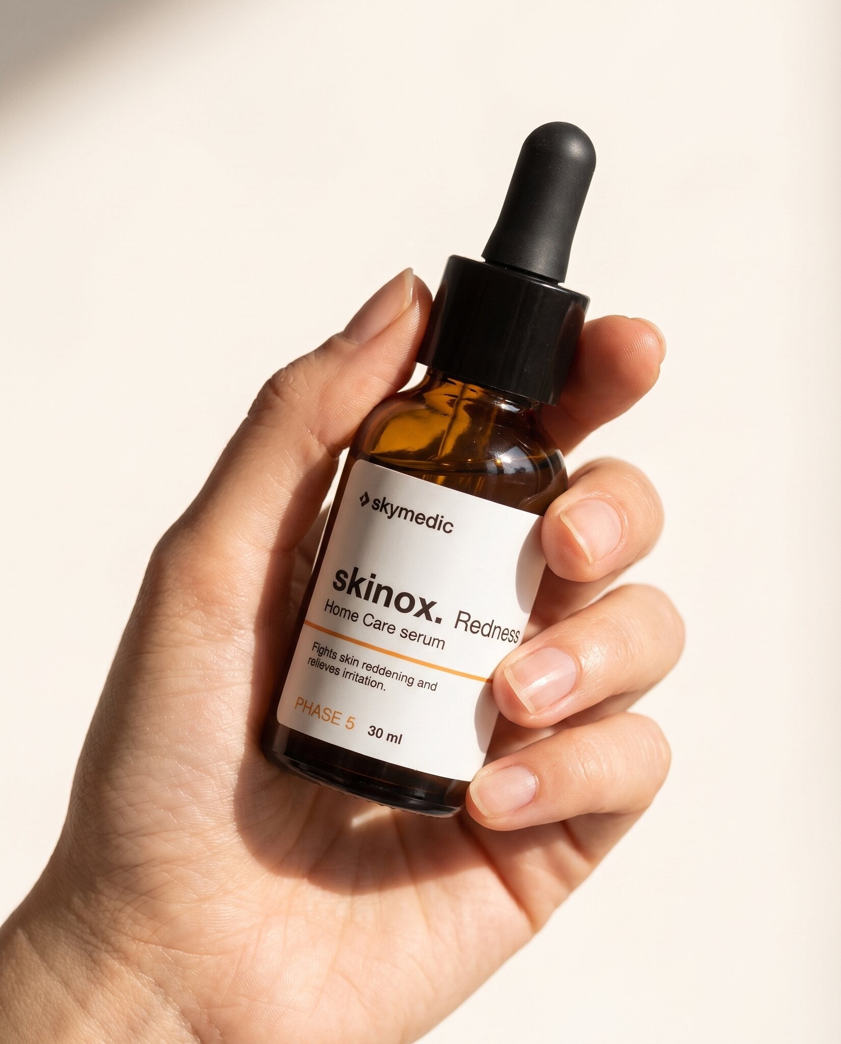 Sérum Redness — produto na mão